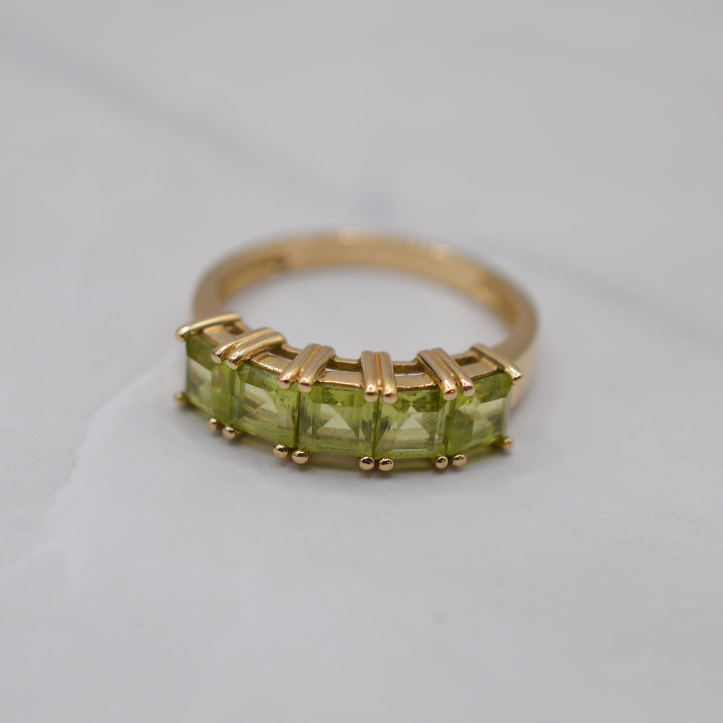 Y2K 9ct Gold Peridot Five-Stone Ring