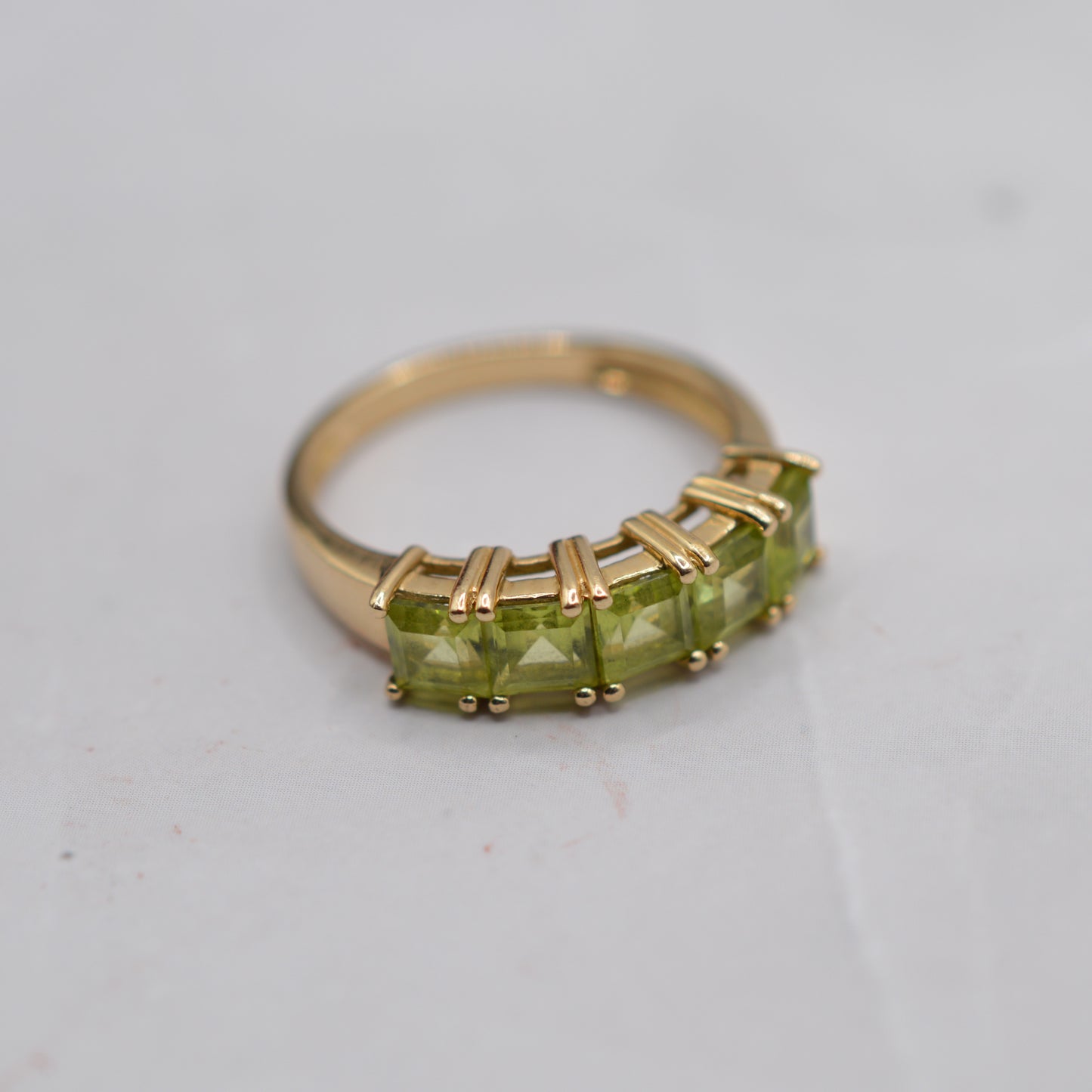 Y2K 9ct Gold Peridot Five-Stone Ring