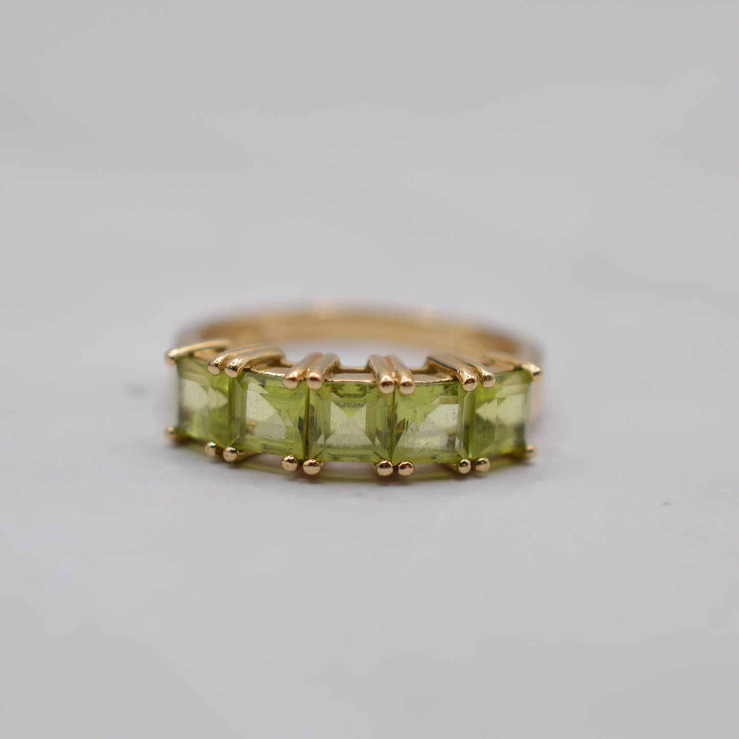 Y2K 9ct Gold Peridot Five-Stone Ring