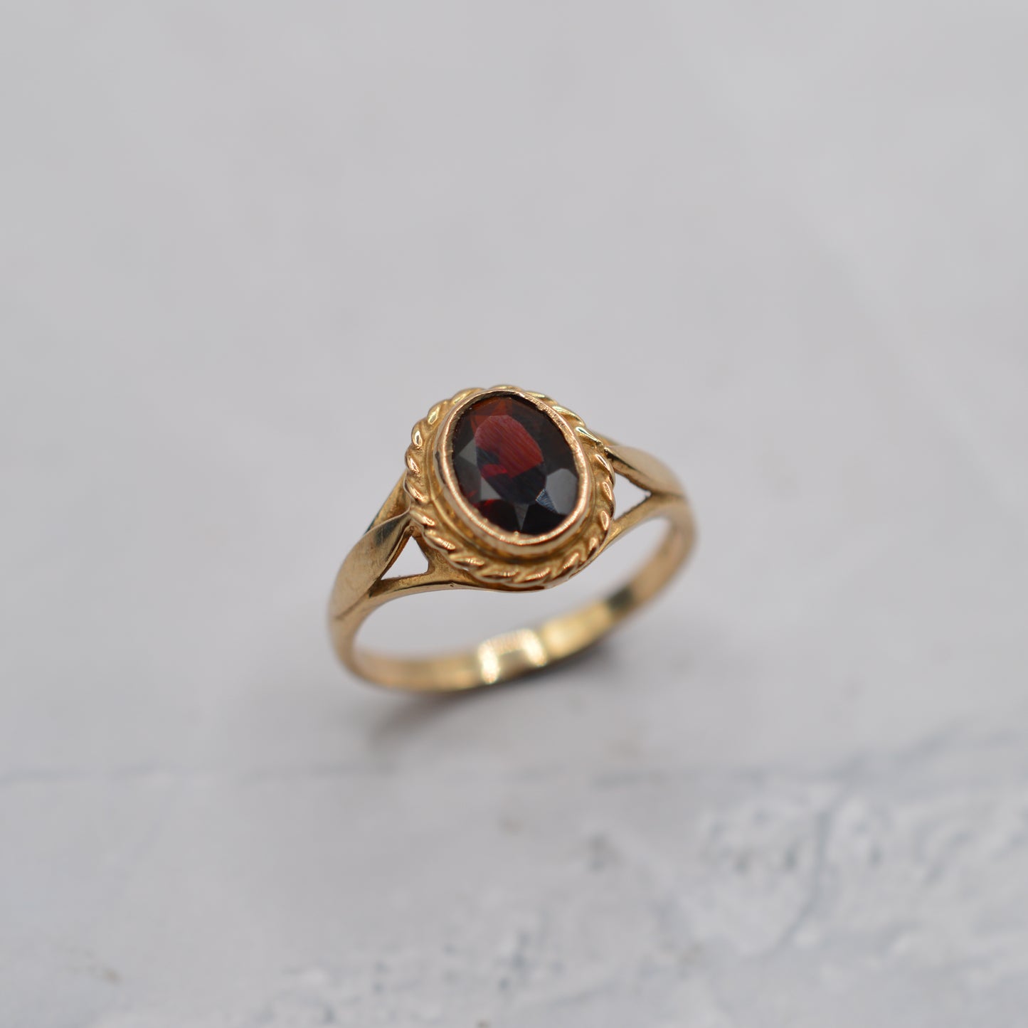 9ct Gold Garnet Ring with Rope-Twist Border