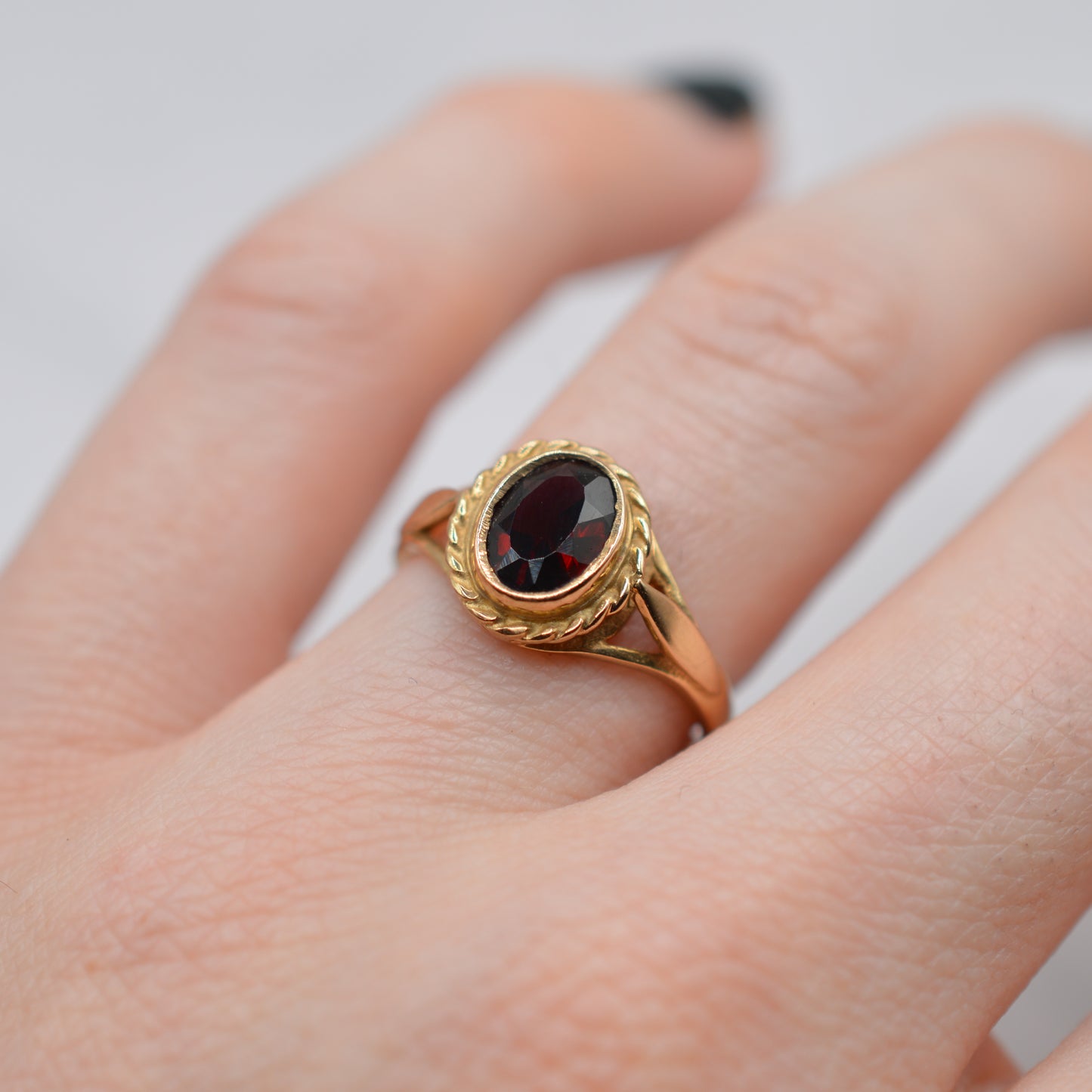 9ct Gold Garnet Ring with Rope-Twist Border