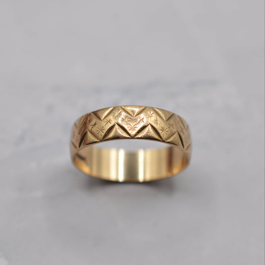 9ct Gold Star-Engraved Band Ring