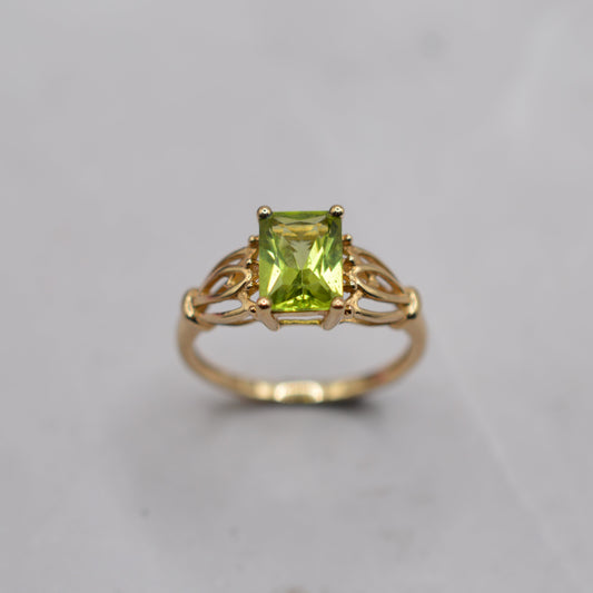 Y2K Vintage 9ct Gold Peridot Ring with Openwork Shoulders