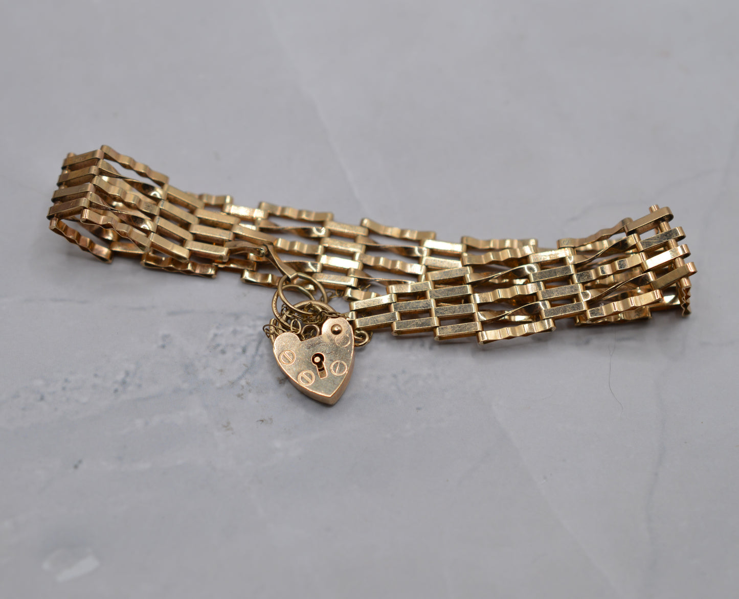 1980s 9ct Gold Five-Bar Gate Link Bracelet with Heart Padlock