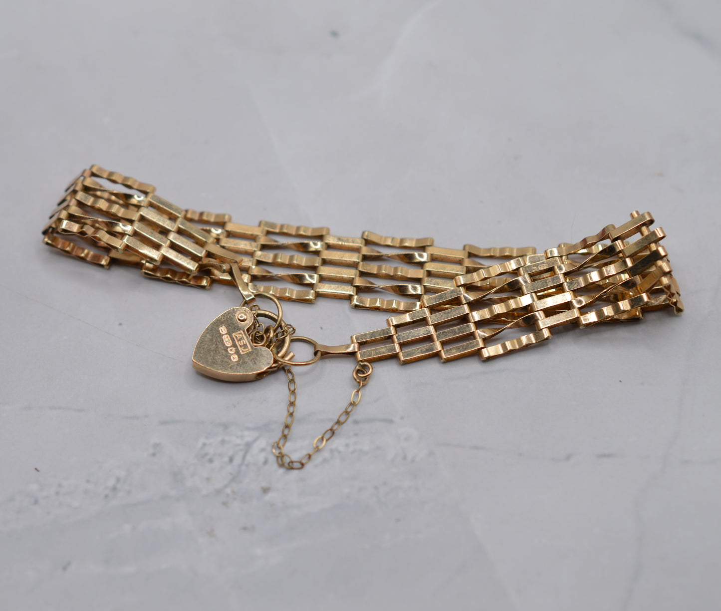 1980s 9ct Gold Five-Bar Gate Link Bracelet with Heart Padlock