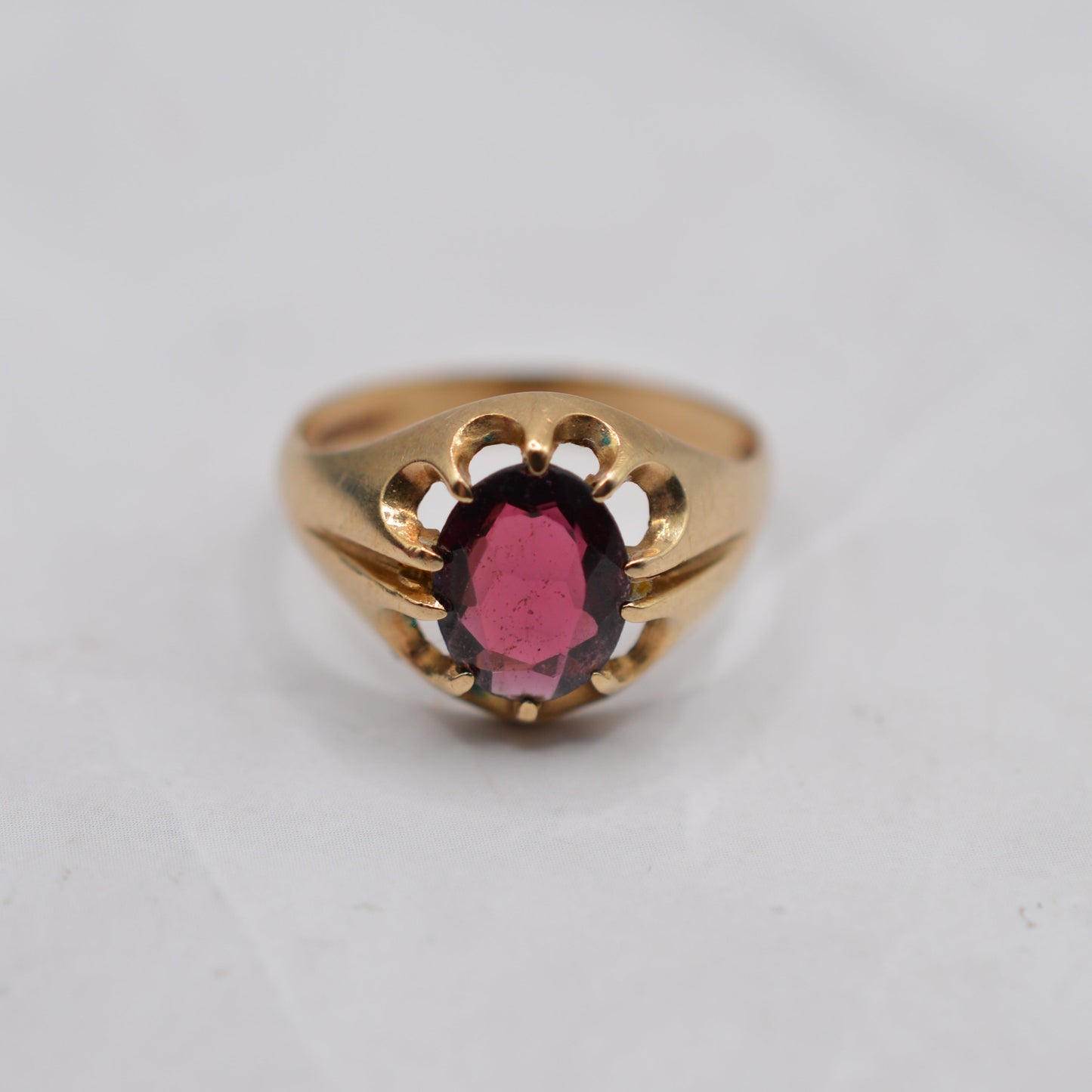 1970s Vintage 9ct Gold Garnet Ring in Buttercup Setting
