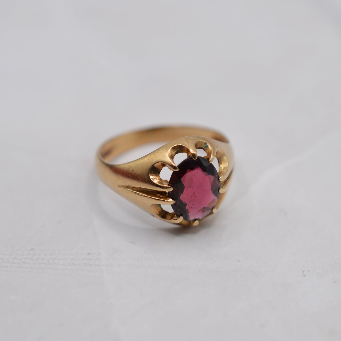 1970s Vintage 9ct Gold Garnet Ring in Buttercup Setting