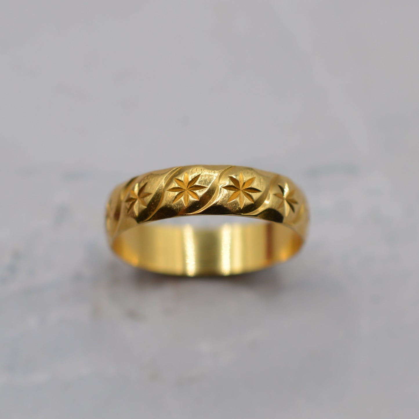 1980s 18ct Gold Star-Engraved Band Ring