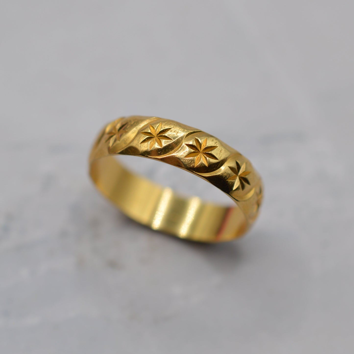 1980s 18ct Gold Star-Engraved Band Ring