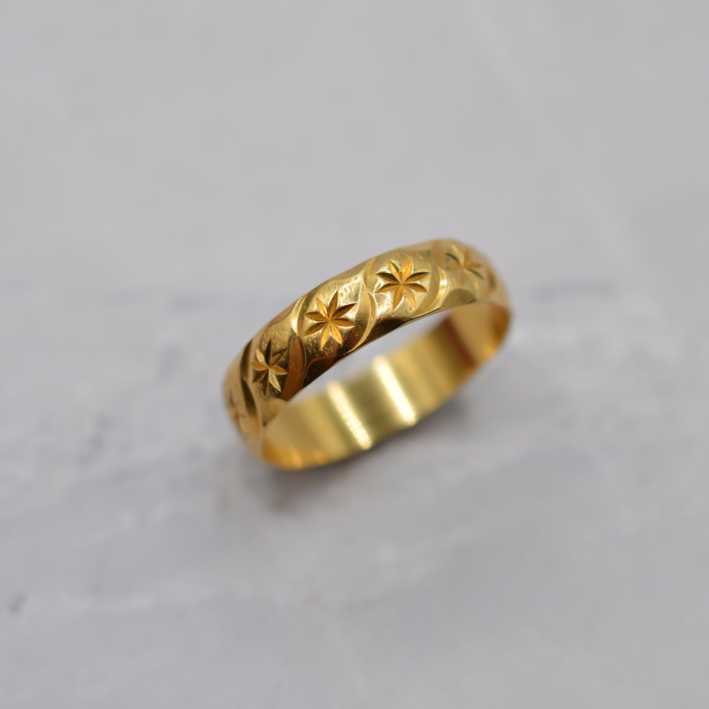 1980s 18ct Gold Star-Engraved Band Ring