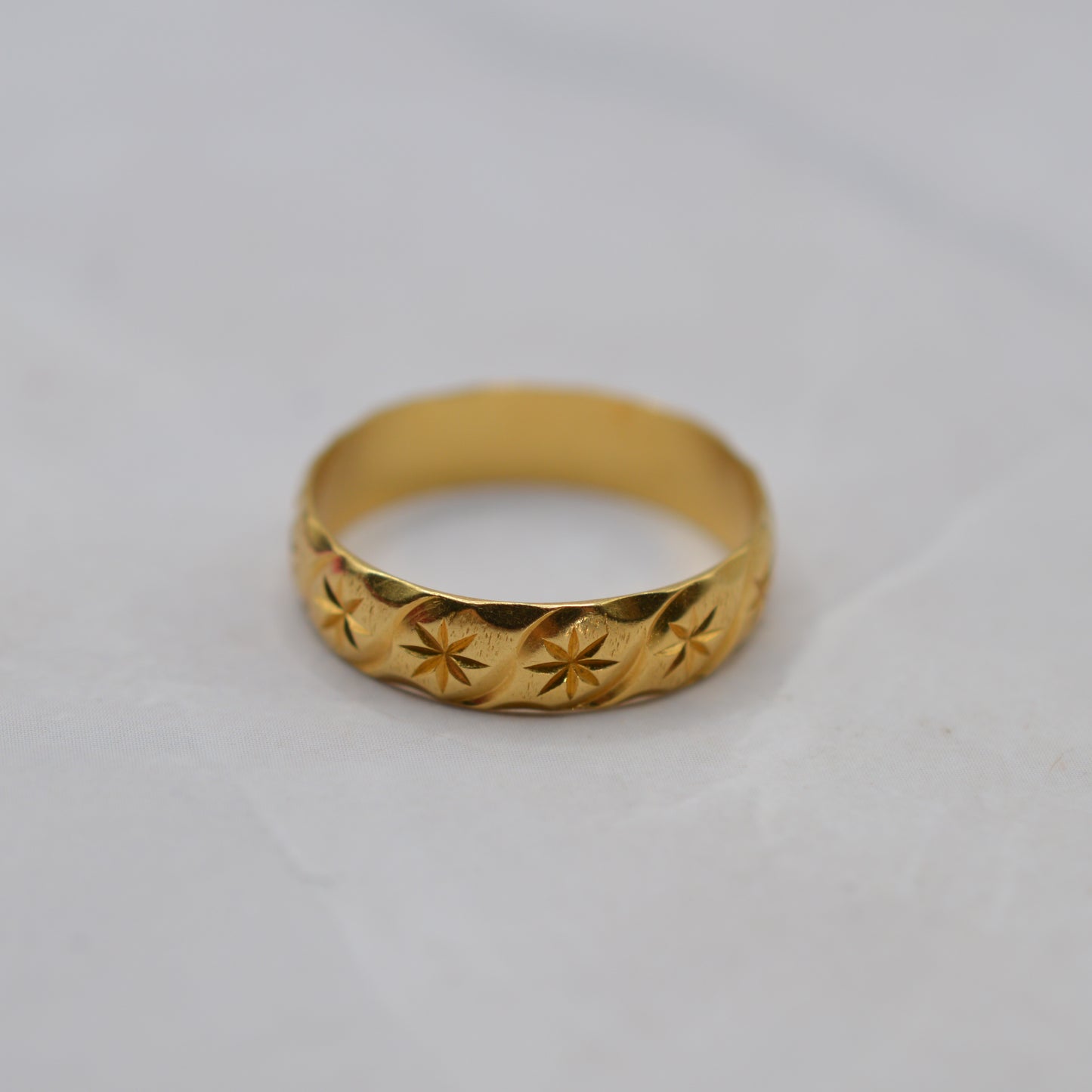 1980s 18ct Gold Star-Engraved Band Ring