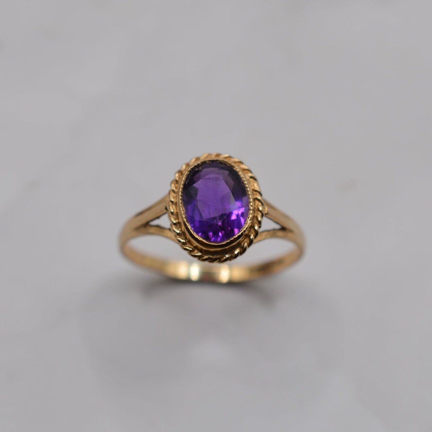 1980s 9ct Gold Amethyst Ring with Rope-Twist Border