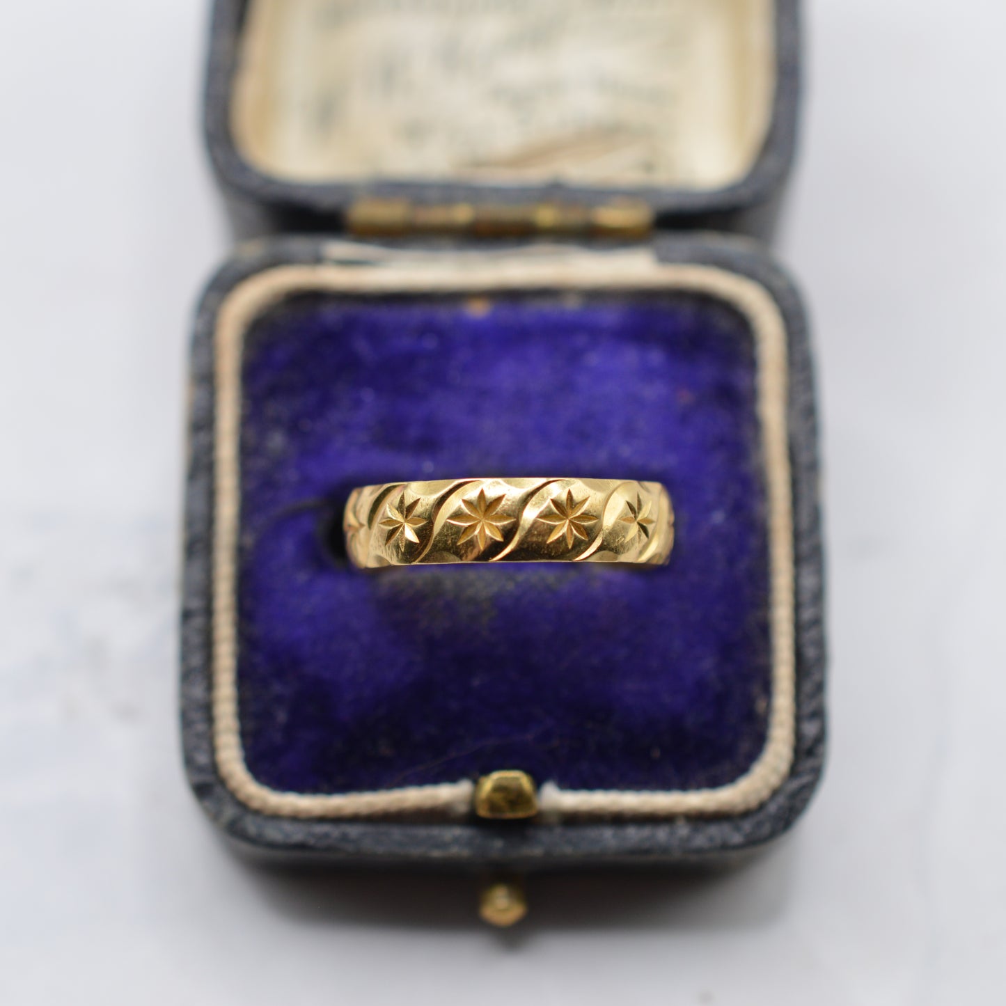 1980s 18ct Gold Star-Engraved Band Ring