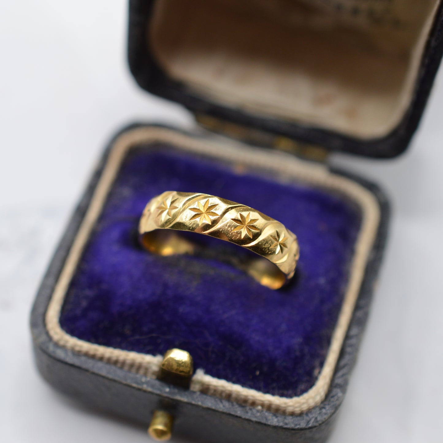 1980s 18ct Gold Star-Engraved Band Ring