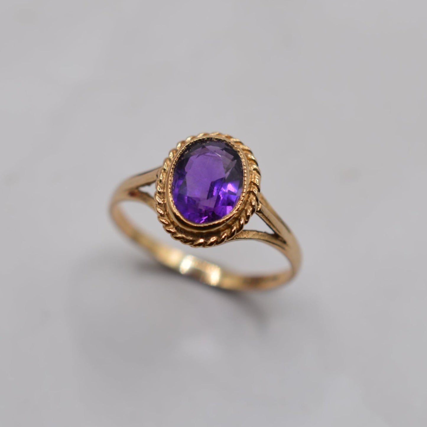 1980s 9ct Gold Amethyst Ring with Rope-Twist Border