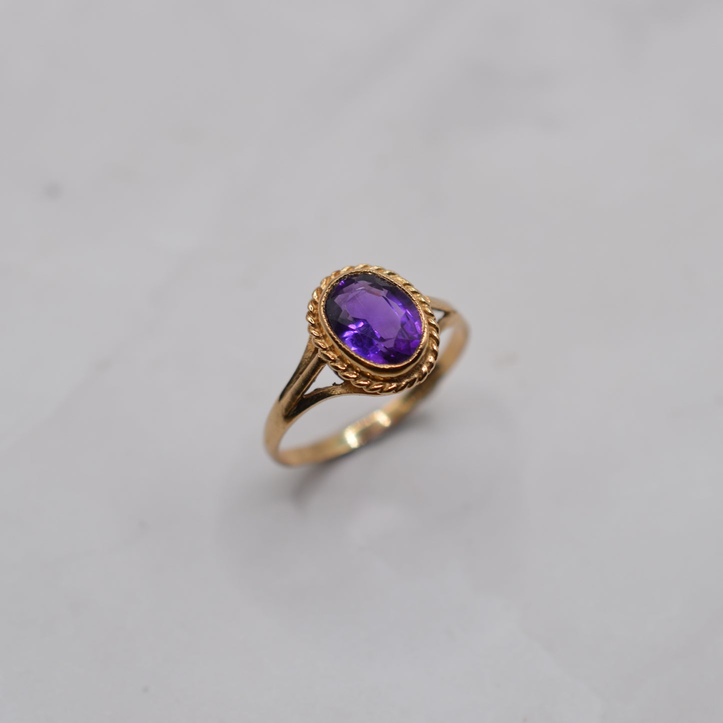 1980s 9ct Gold Amethyst Ring with Rope-Twist Border