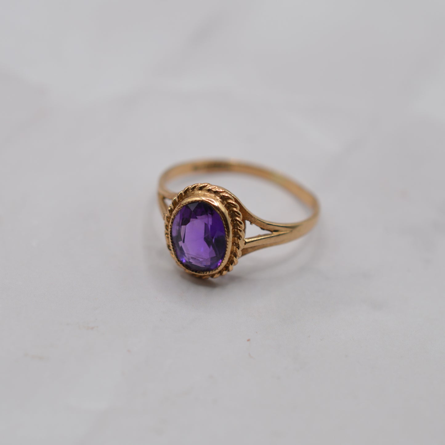 1980s 9ct Gold Amethyst Ring with Rope-Twist Border