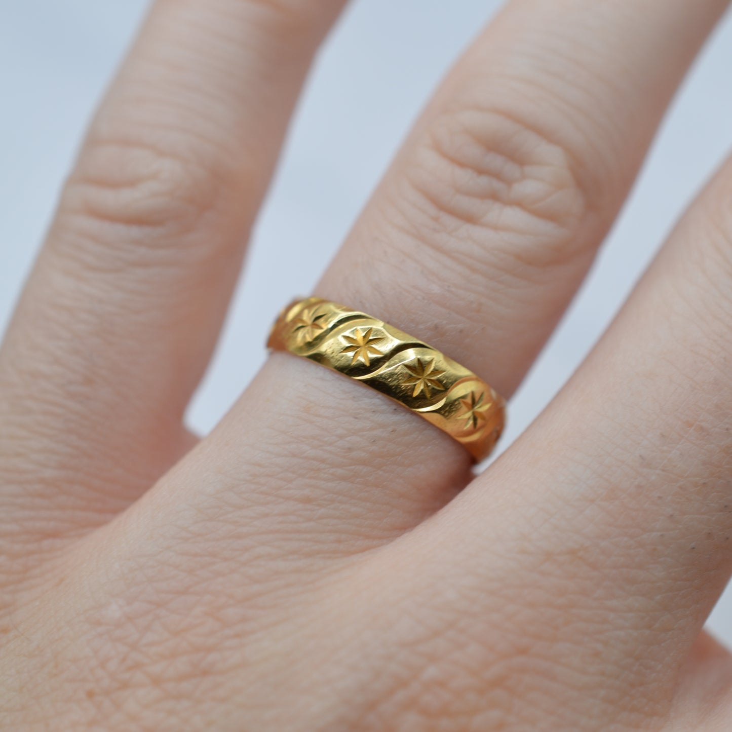 1980s 18ct Gold Star-Engraved Band Ring