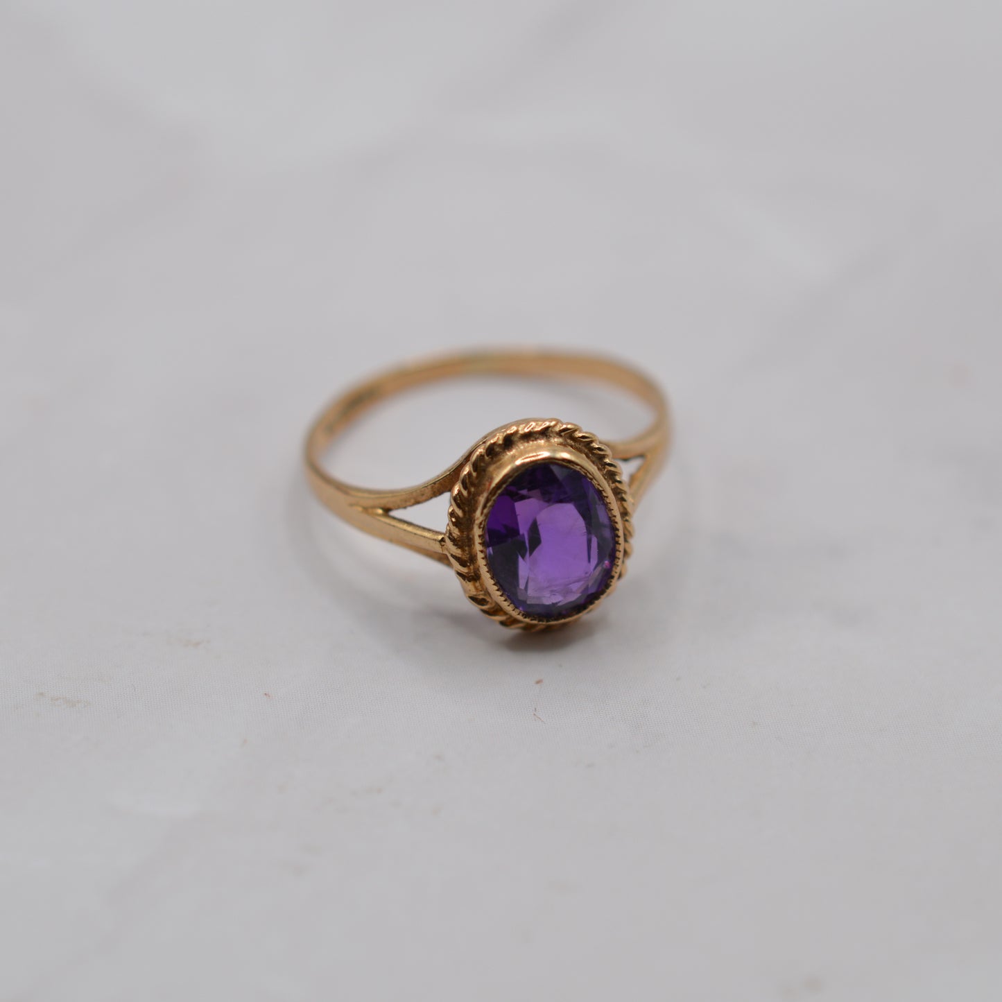 1980s 9ct Gold Amethyst Ring with Rope-Twist Border