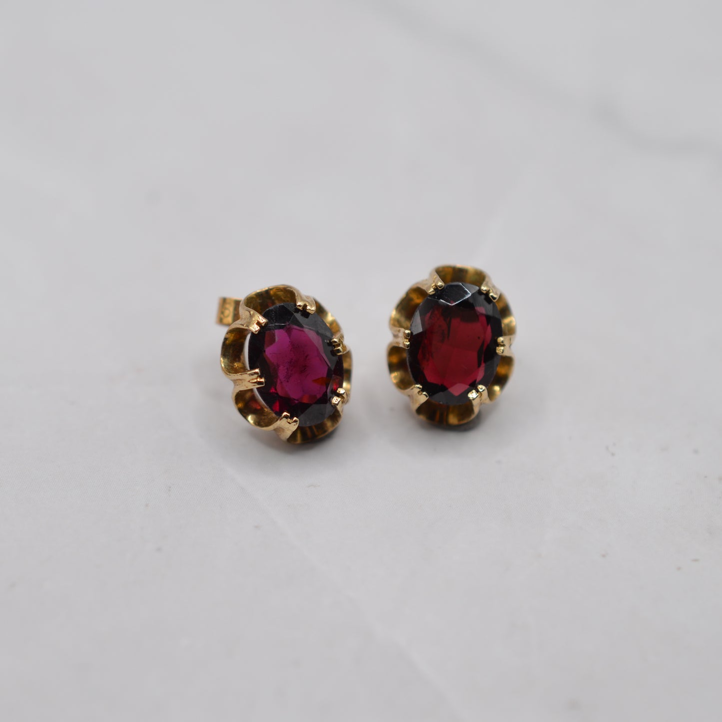 1990s 9ct Gold Garnet Stud Earrings in Buttercup Setting