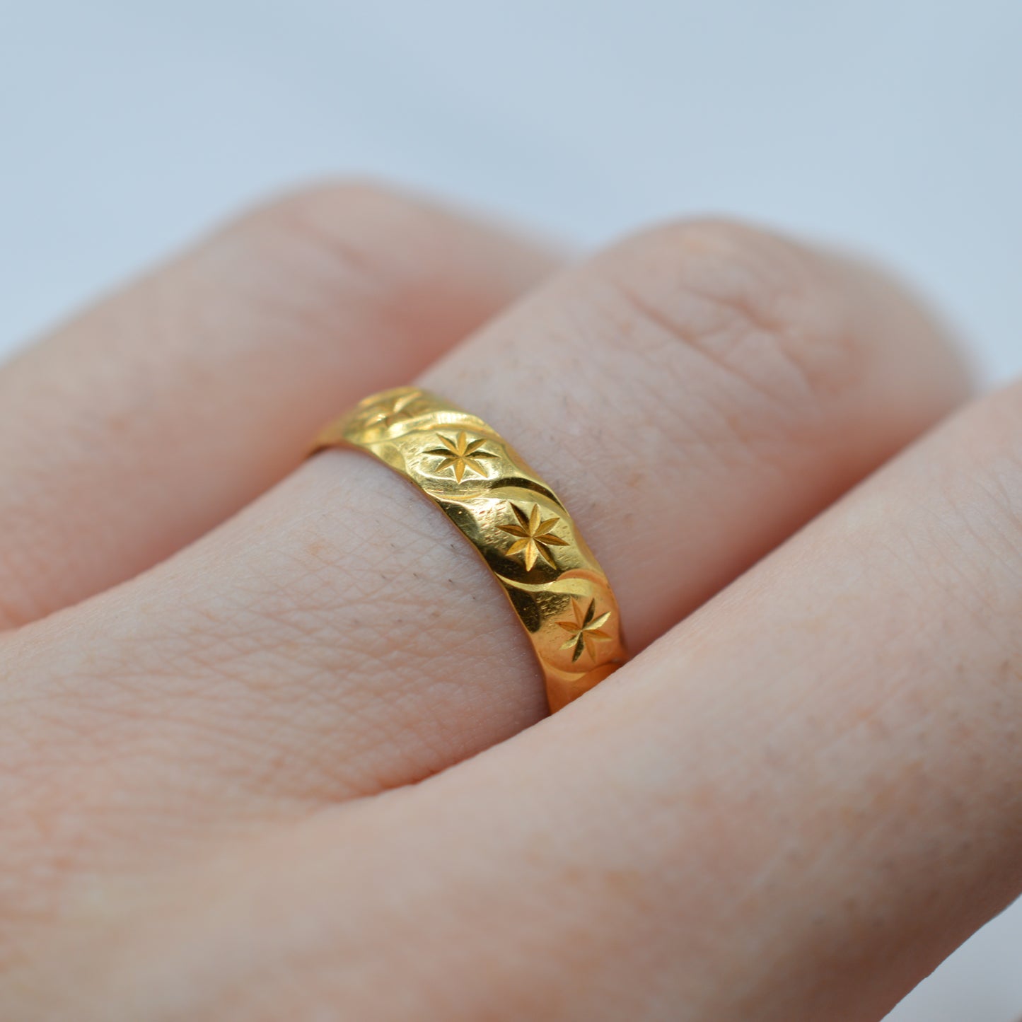 1980s 18ct Gold Star-Engraved Band Ring