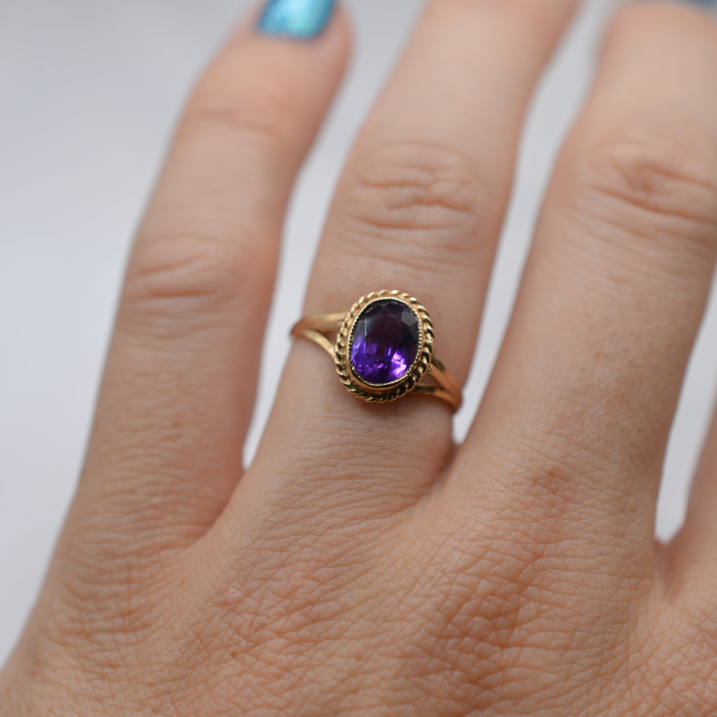 1980s 9ct Gold Amethyst Ring with Rope-Twist Border