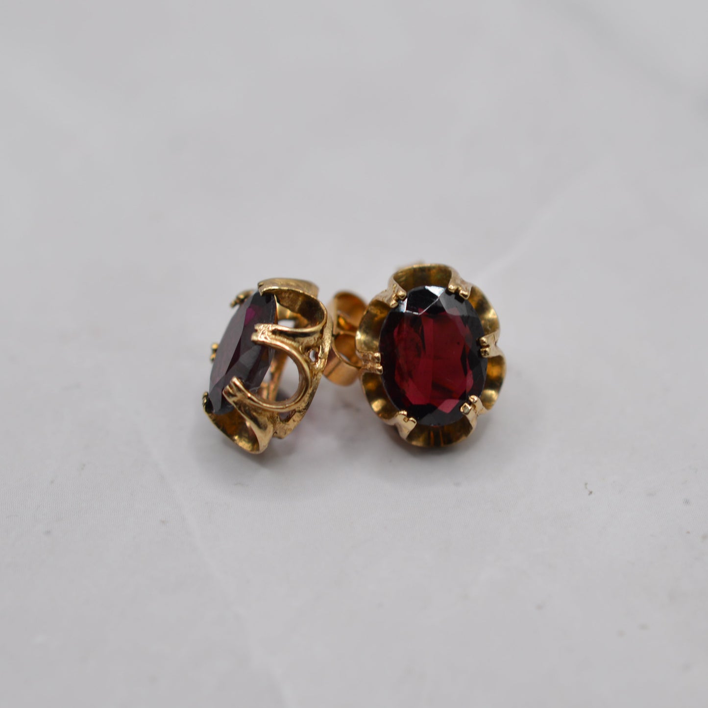 1990s 9ct Gold Garnet Stud Earrings in Buttercup Setting