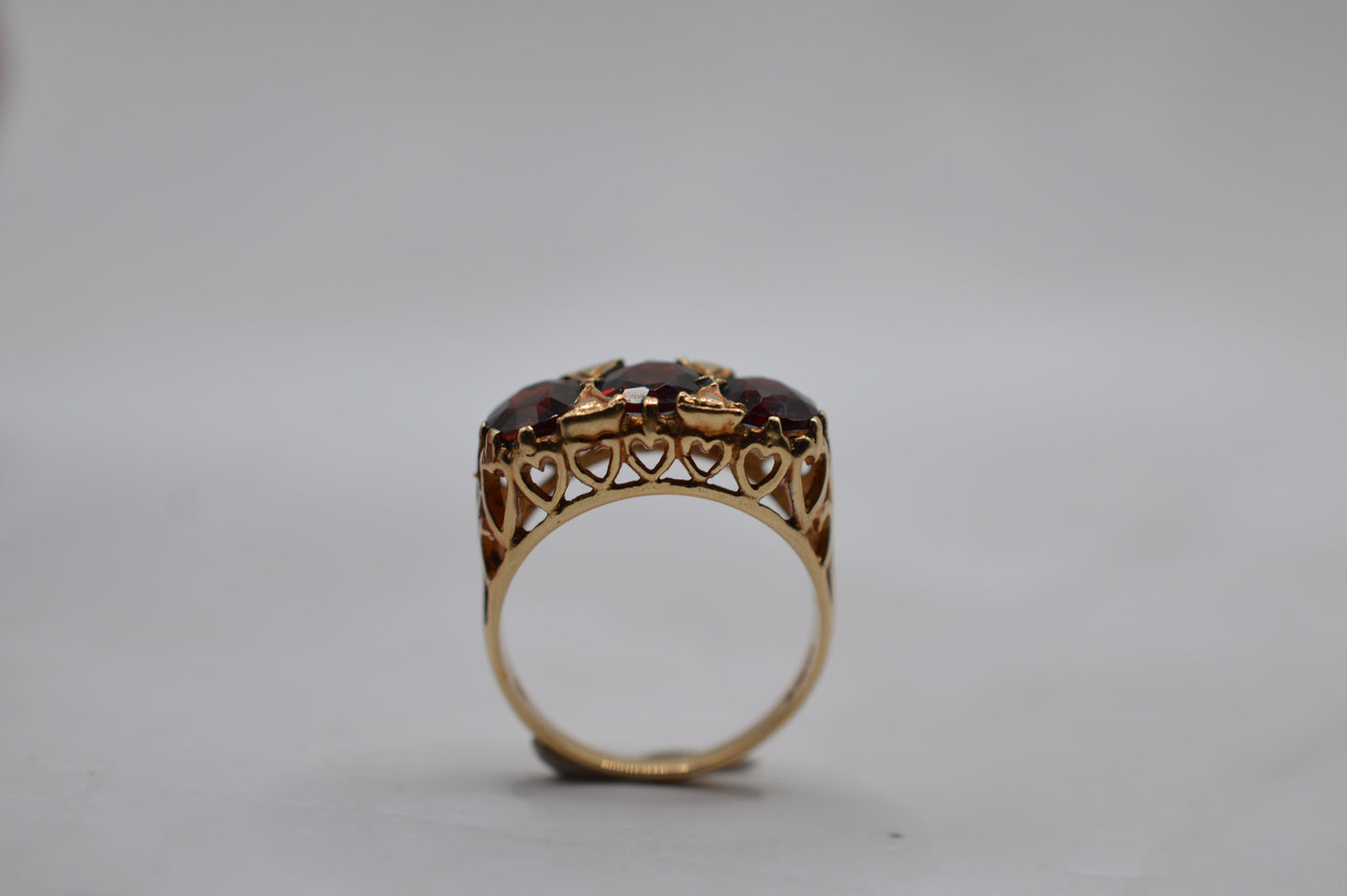 1970s Chunky Vintage 9ct Gold Garnet Trilogy Ring with Heart-Pierced Gallery