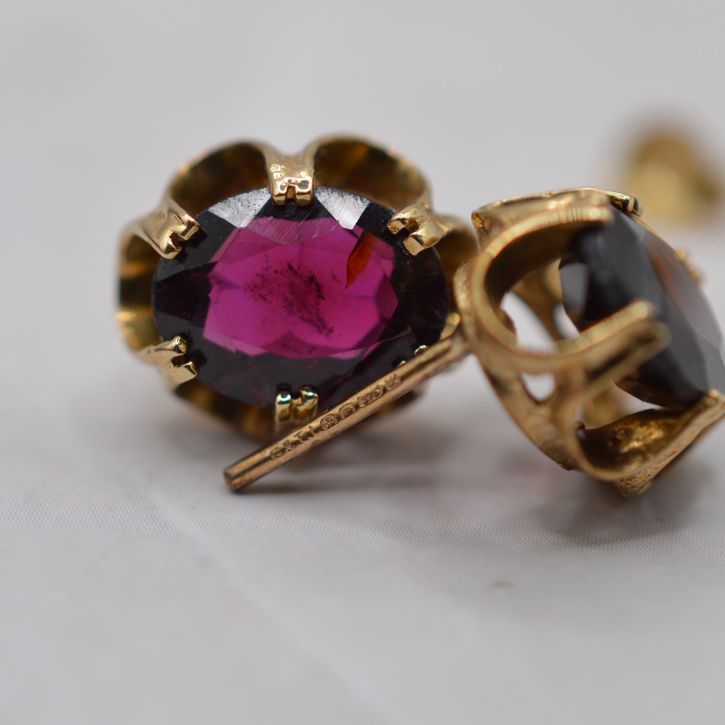 1990s 9ct Gold Garnet Stud Earrings in Buttercup Setting