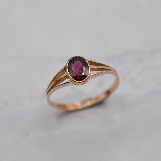 1913 Antique 9ct Gold Garnet Signet Ring