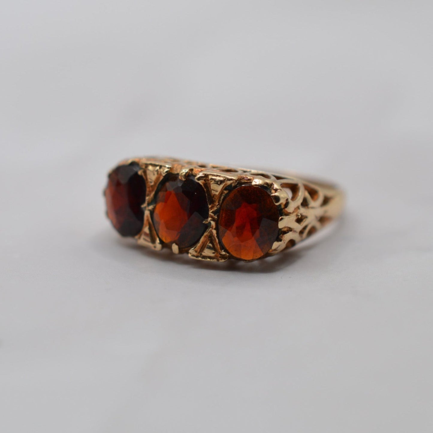 1970s Chunky Vintage 9ct Gold Garnet Trilogy Ring with Heart-Pierced Gallery