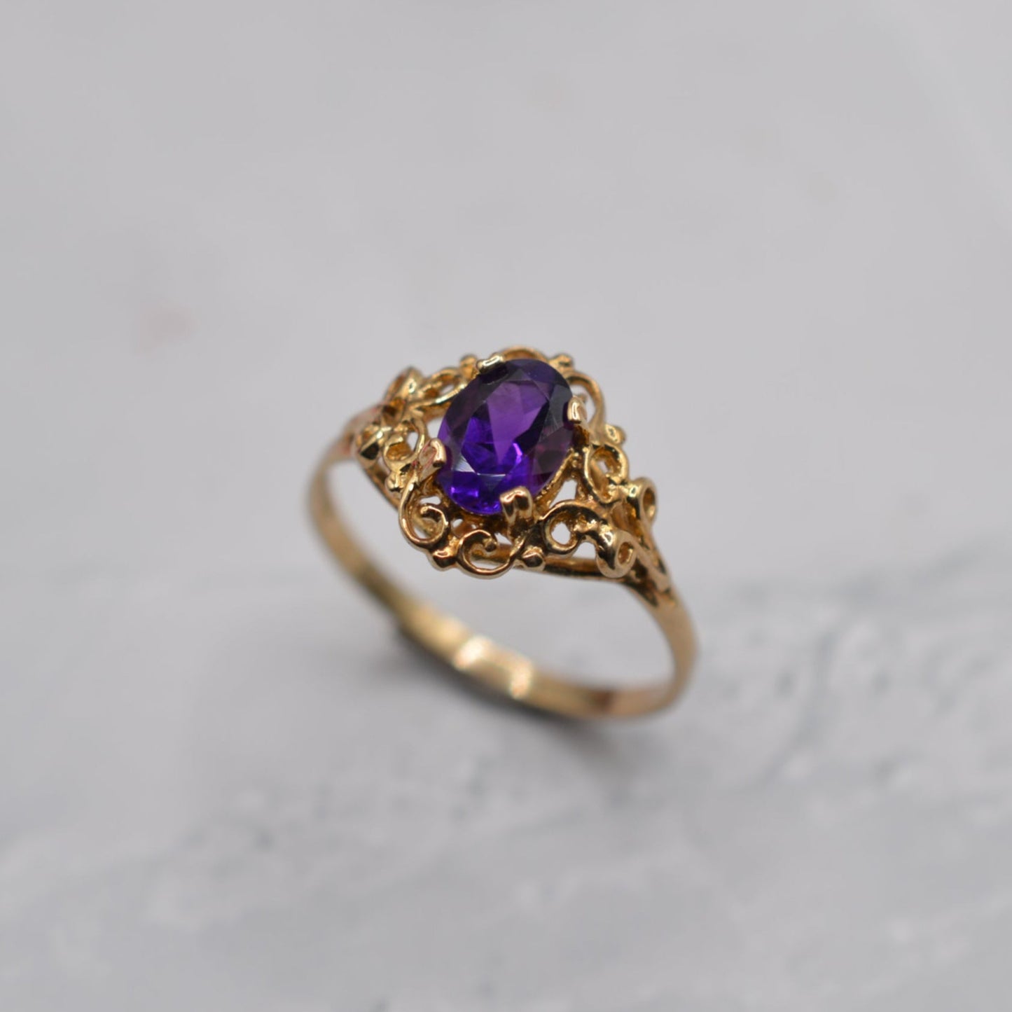 9ct Gold Amethyst Ring with Swirl Border