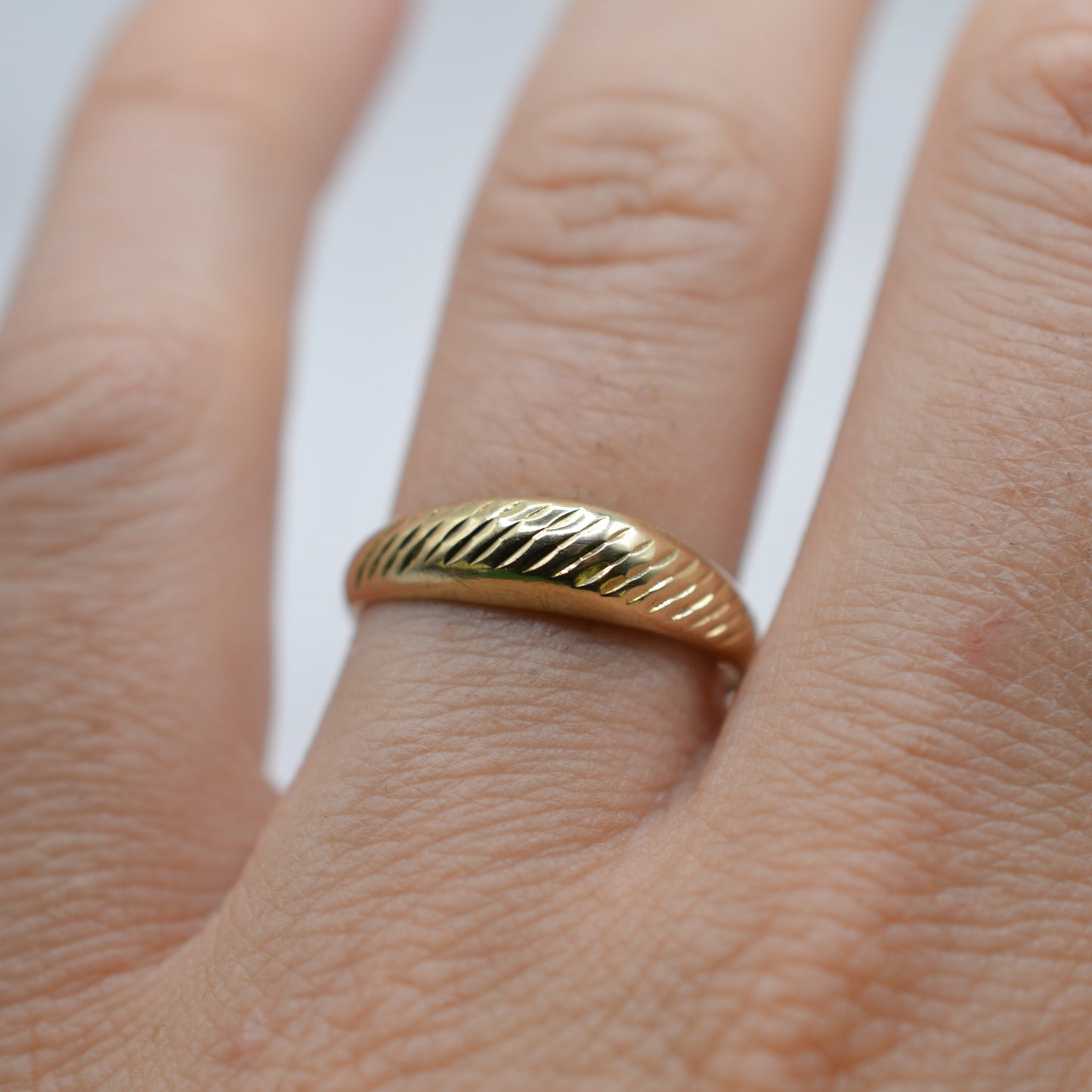 1980s 9ct Gold Engraved Band Ring