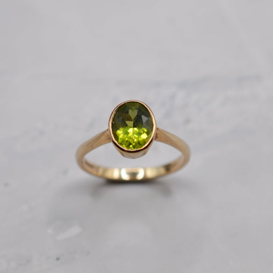 Y2K 9ct Gold Peridot Solitaire Ring