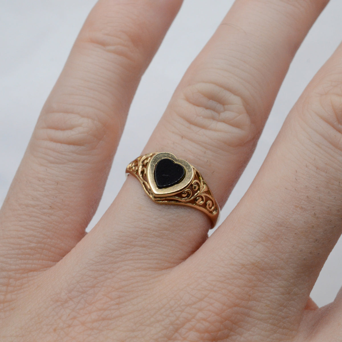 9ct Gold Onyx Heart Ring