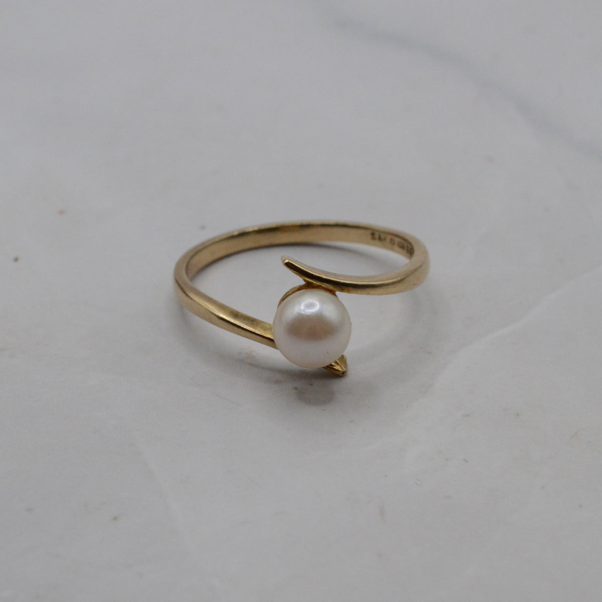 1980s 9ct Gold Pearl Bypass Ring