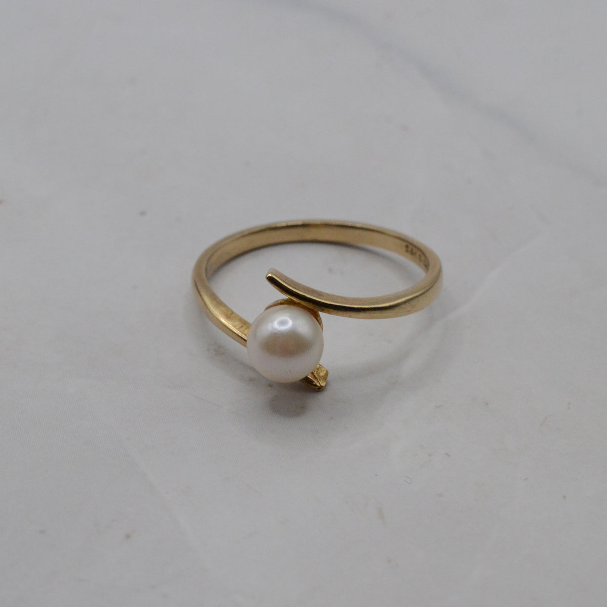 1980s 9ct Gold Pearl Bypass Ring