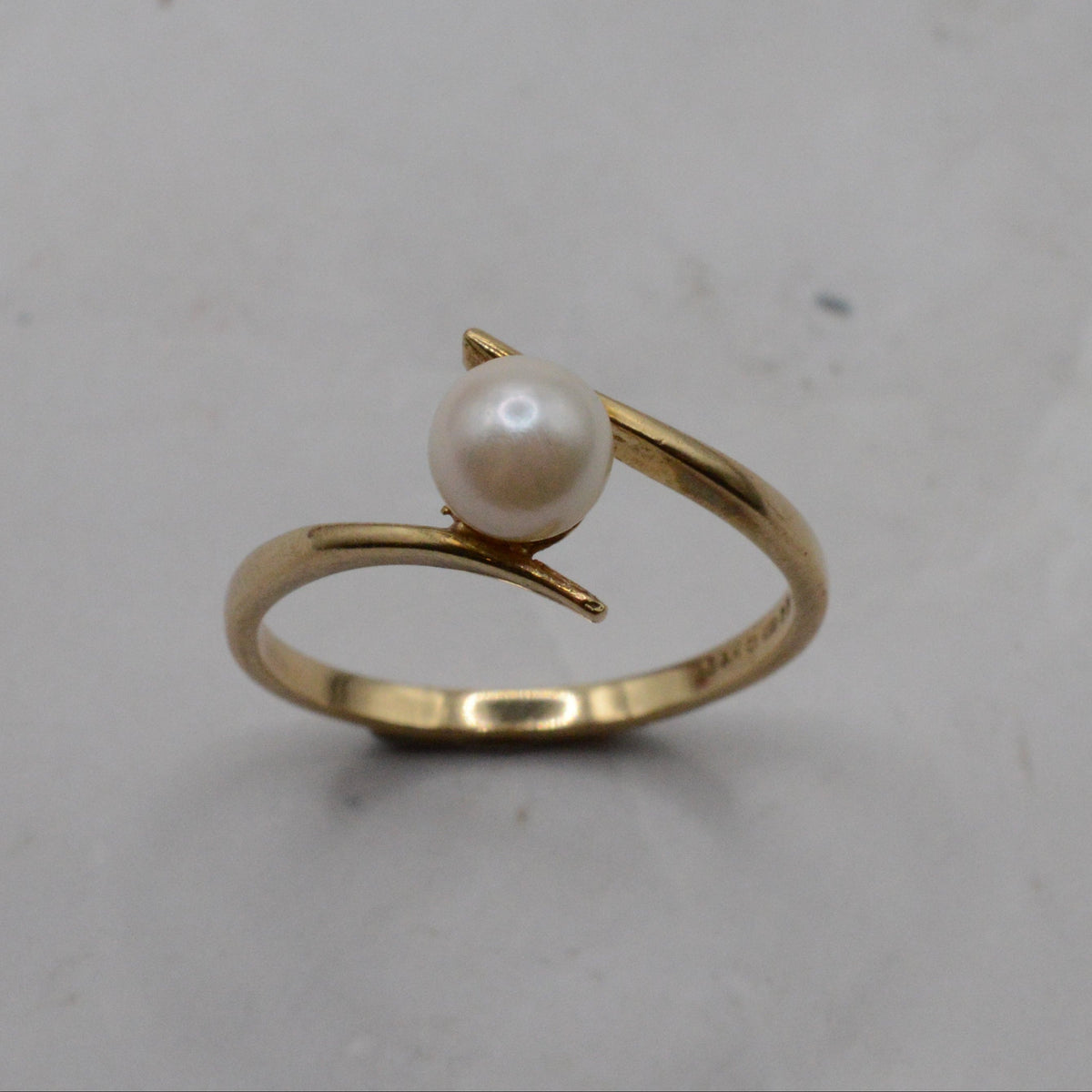 1980s 9ct Gold Pearl Bypass Ring