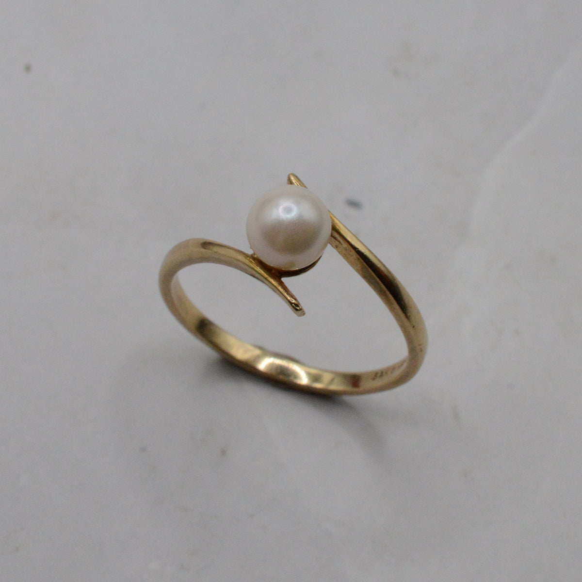 1980s 9ct Gold Pearl Bypass Ring