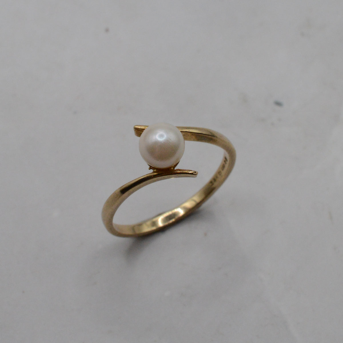 1980s 9ct Gold Pearl Bypass Ring