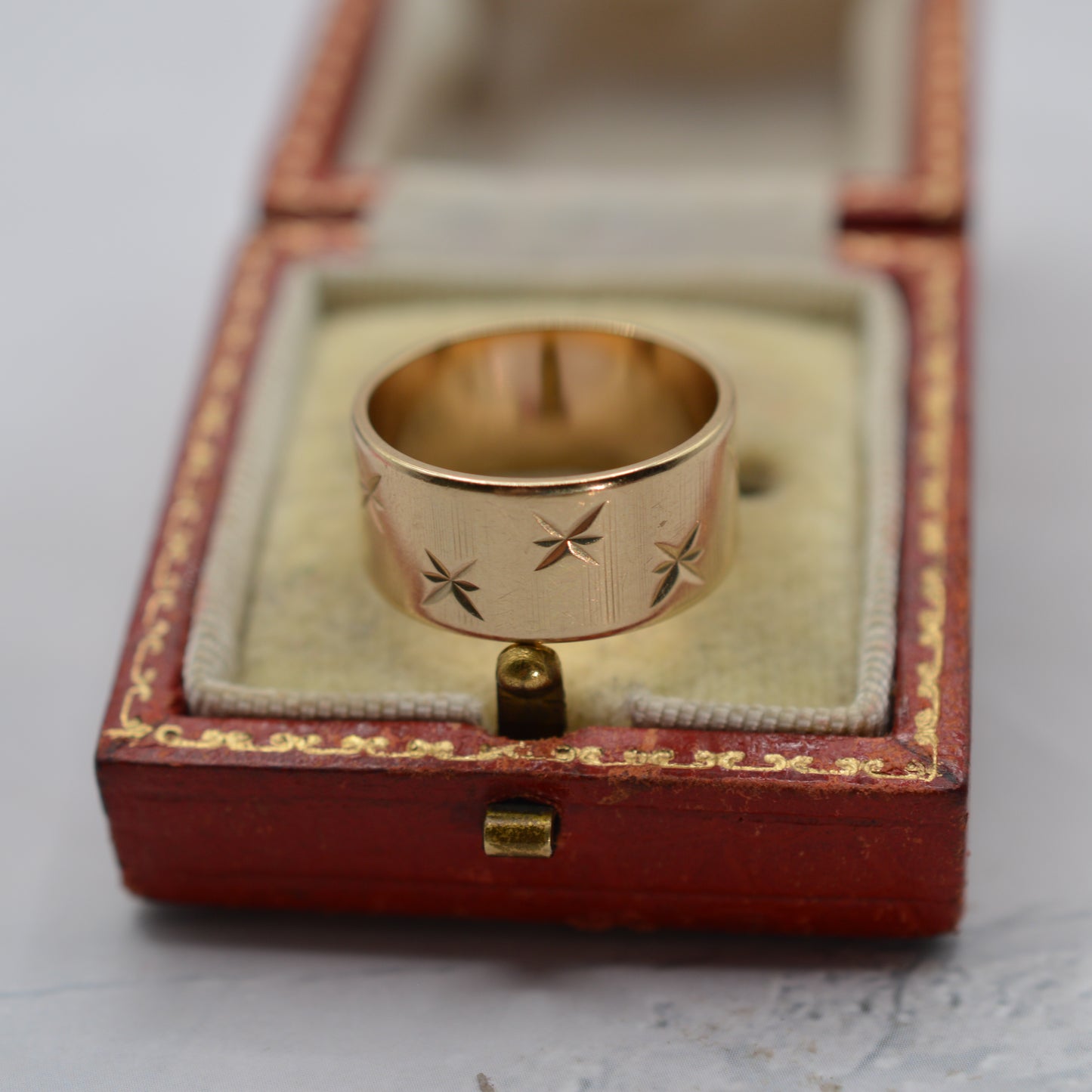 Mega Chunky 1960s Vintage 9ct Gold Star-Engraved Band Ring