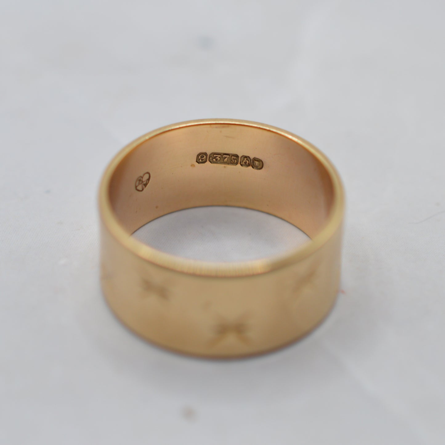 Mega Chunky 1960s Vintage 9ct Gold Star-Engraved Band Ring