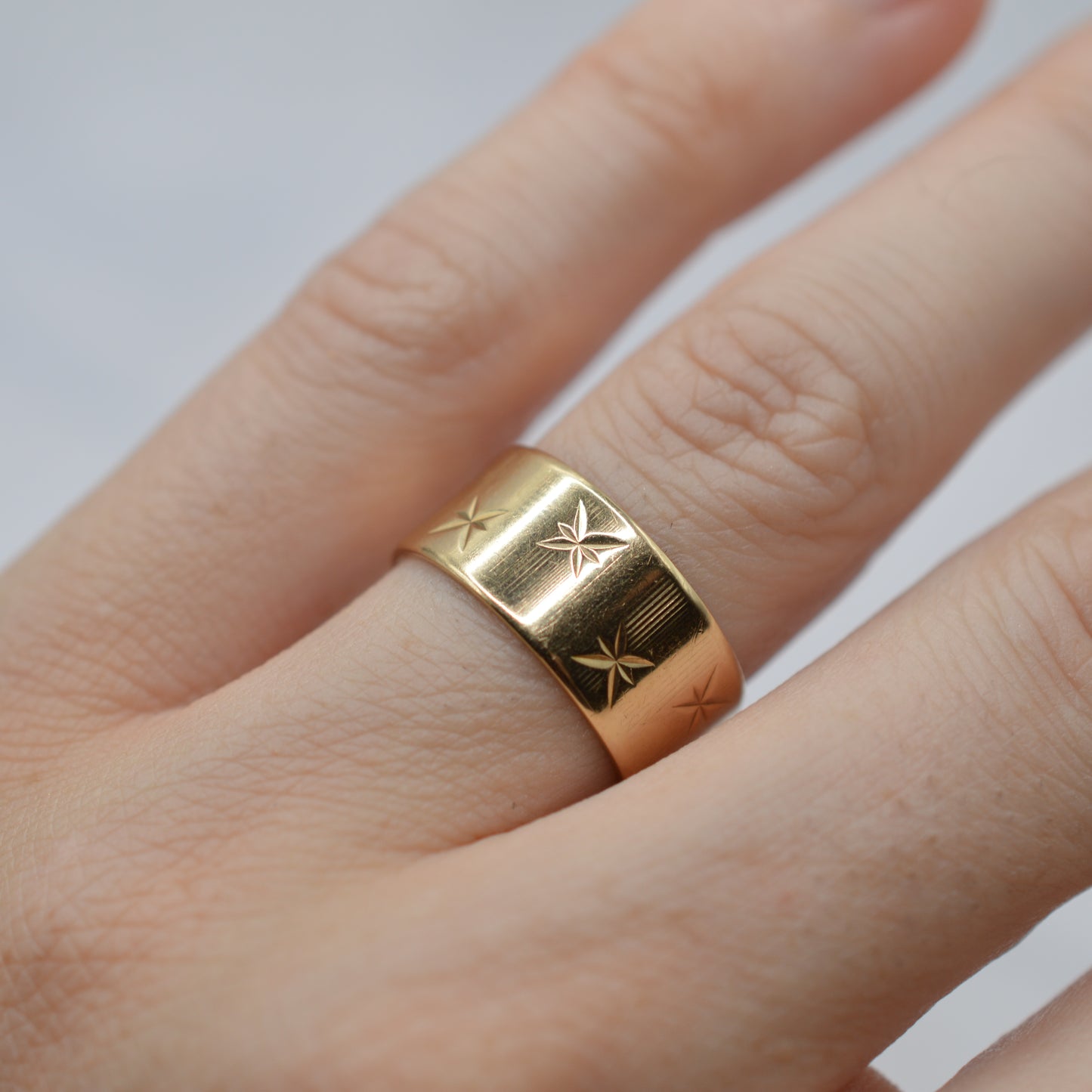 Mega Chunky 1960s Vintage 9ct Gold Star-Engraved Band Ring