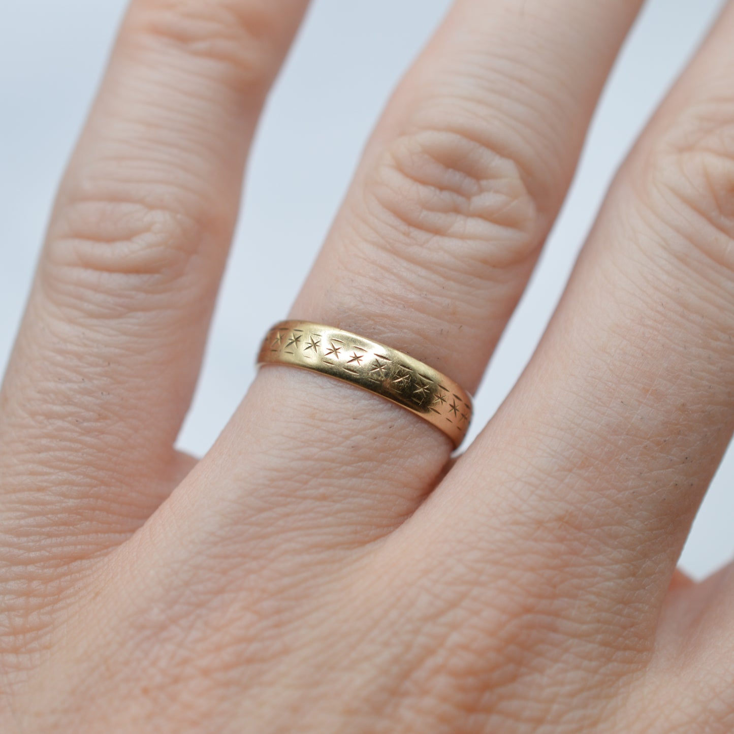 1980s 9ct Gold Star-Engraved Band Ring