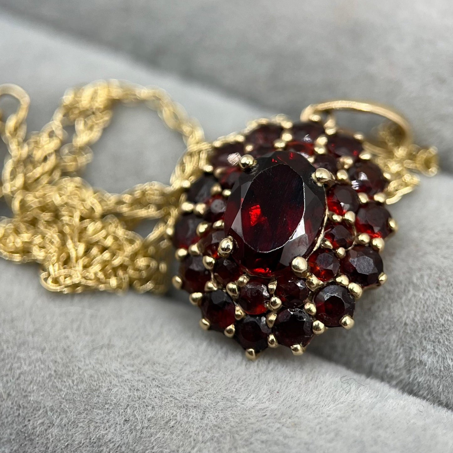 Beautiful 9ct Gold Garnet Cluster Pendant Necklace