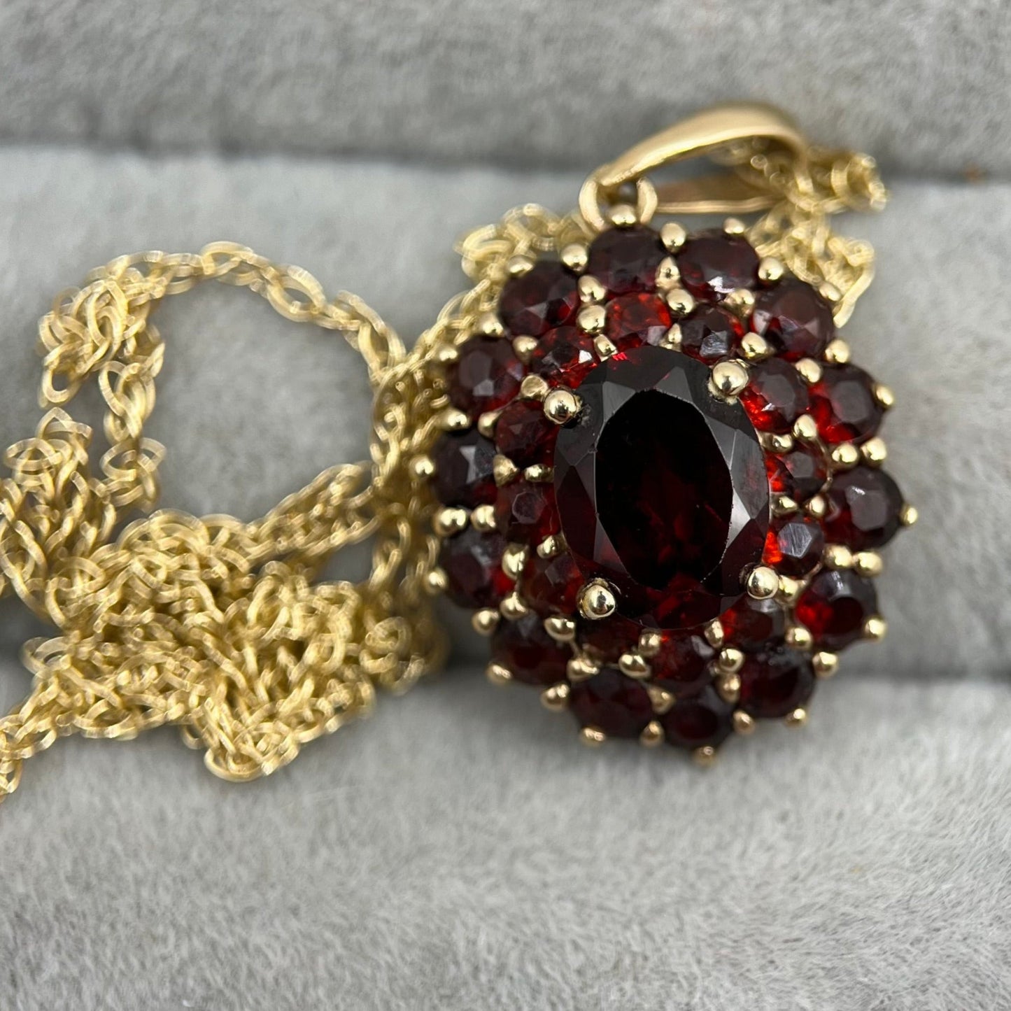 Beautiful 9ct Gold Garnet Cluster Pendant Necklace